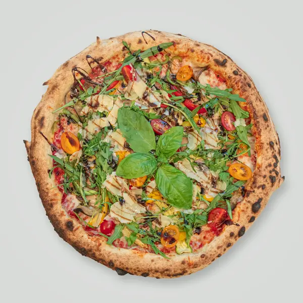 Pizza Verdura végétarienne — aubergines champignons courgettes poivrons roquette parmesan — Gucciano Lab Marrakech